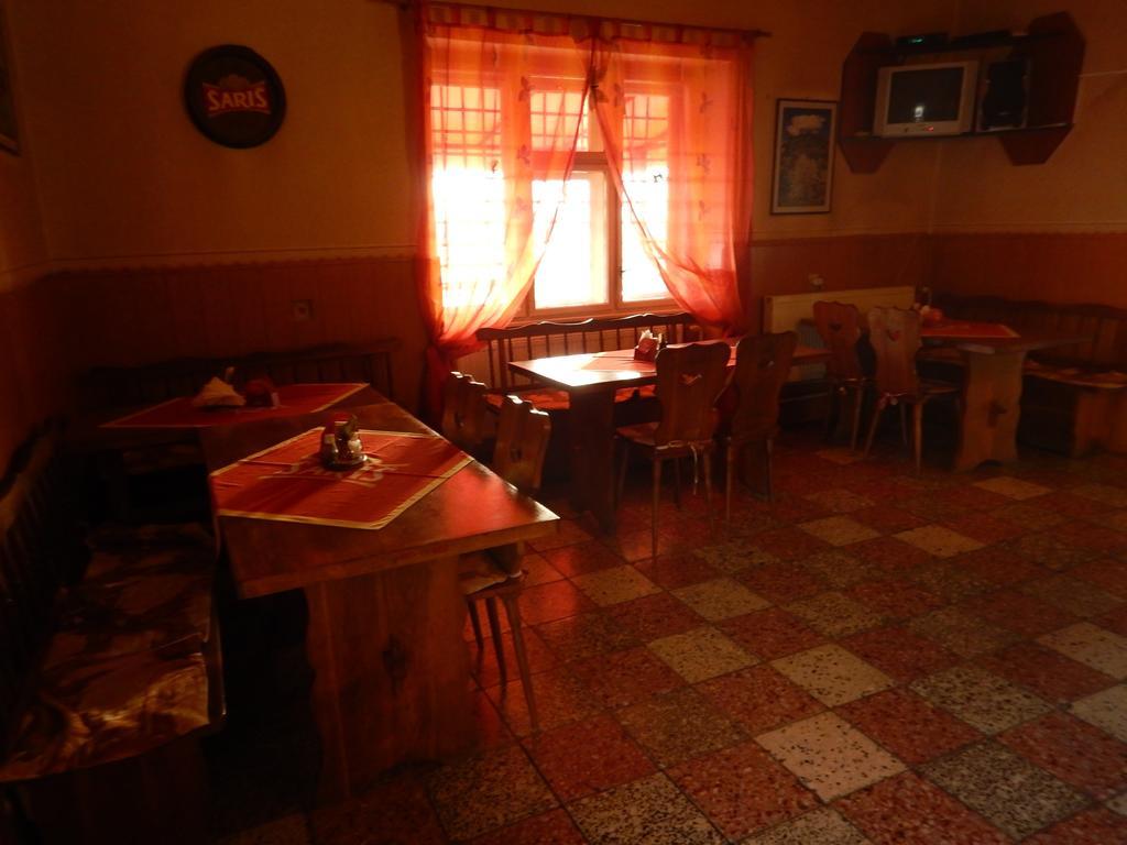 Penzion A Restauracia Pod Hradom, Turna Nad Bodvou Exterior foto